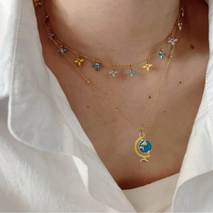 Collar de doble capa dorado con flores de colores y colgante de globo terráqueo