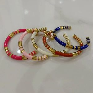 Pulseras de esmalte de colores estilo bambú en forma de C en acero de titanio chapado oro