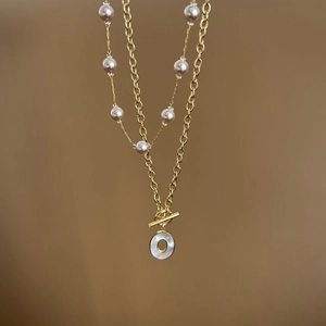 Collier de perles roses avec fermoir OT doré et pendentif rond en nacre élégant
