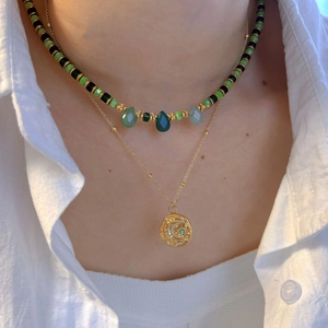 Conjunto de collar de cuentas de malaquita con colgante de luna dorada en camisa