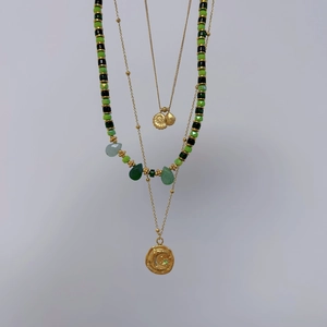 Collar de capas con cuentas de malaquita natural y un colgante de luna creciente dorada