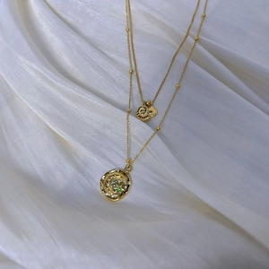 Collar dorado de capas con colgante de luna estrella y piedra verde en seda blanca