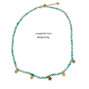 Collar de cuentas de amazonita con cinco colgantes de estrellas doradas y cierre ajustable