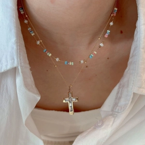 Collana a doppio strato con perle colorate e ciondolo a croce in acciaio da donna
