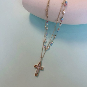 Collana di pietre naturali colorate con ciondolo a croce dorata e perle su sfondo blu