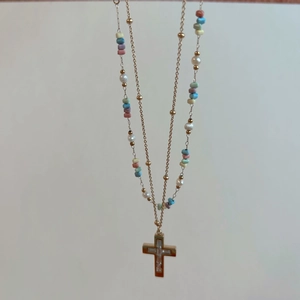 Collana a doppio strato con pietre colorate, perle e ciondolo a croce in zircone