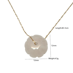 Goldkette mit weißem Kürbis-Steinanhänger und geschnitztem Blumendetail 12mm