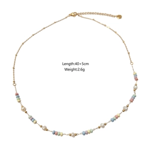 Dettaglio collana con perle colorate, lunghezza di 40+5 cm e peso di 2,6 grammi