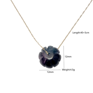 Detailansicht des lila Kürbis-Steins mit 40+5cm verstellbarer Goldkette und Maßangaben