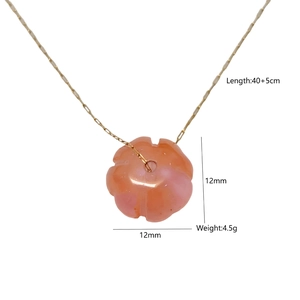 Detailansicht des kürbisförmigen rosa Natursteins mit Maßen und goldener Kette