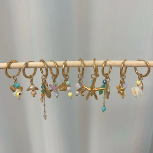 Boucles d'oreilles créoles dorées thème océan avec étoiles de mer et pierre naturelle