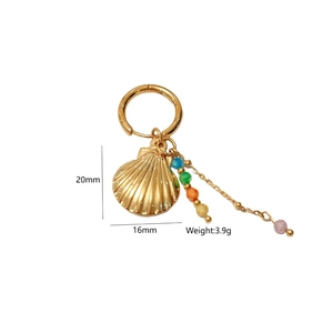 Vue détaillée des boucles d'oreilles coquillage doré avec perles de 20mm x 16mm