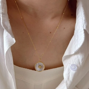 Collana bohémien in acciaio inossidabile dorato con ciondolo in madreperla e stella