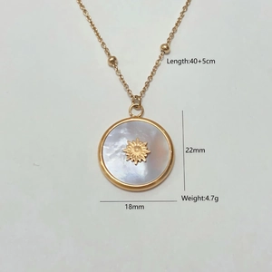 Collana in acciaio dorato con ciondolo in madreperla bianca e motivo a stella
