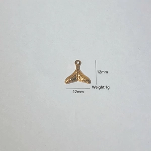 Goldener Delphinschwanz-Anhänger aus Edelstahl mit Hammerschlag-Optik, Größe 12mm