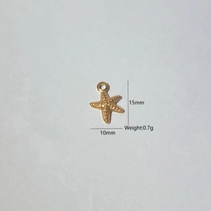 Detailansicht eines goldenen Seestern-Anhängers mit Maßen von 15mm Höhe und 10mm Breite