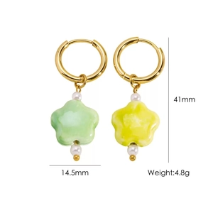 Detail view of floral pearl earrings with dimensions 41mm and weight 4.8g markers
