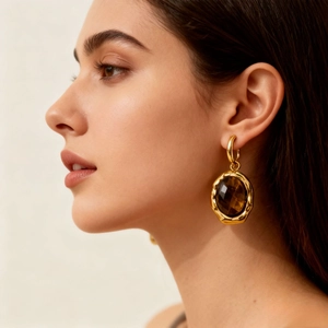 Boucles d'oreilles en acier inoxydable avec pierre naturelle brune et relief doré irrégulier