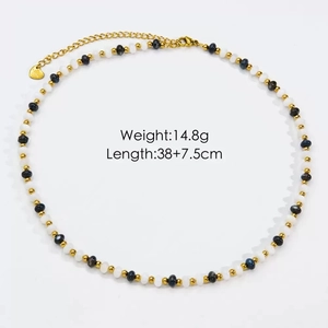 Nahaufnahme der dreifarbigen Perlenkette mit Herzanhänger und Längenangaben 38+7,5 cm