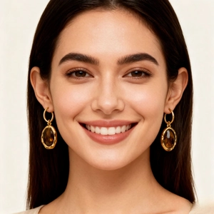 Gros plan de boucles d'oreilles dorées vintage avec de grosses pierres naturelles brunes