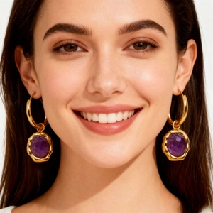 Boucles d'oreilles créoles dorées avec pendentif pierre naturelle violette sur modèle