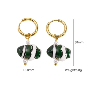 Detail shot of fish-shaped earrings with striped ceramic pendant and dimensions 38mm