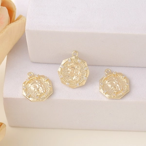 Pendentifs octogonaux dorés avec portraits en relief et zircons pour bijoux DIY