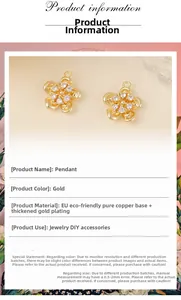 Détail macro d'un pendentif fleur en cuivre doré avec zircons pour la création DIY