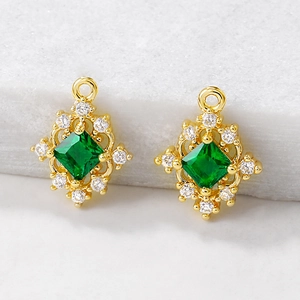 Vintage-Goldanhänger mit quadratischem grünem Zirkon und filigranem Blumendesign