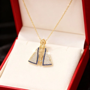 Detailansicht der Nossa Senhora Aparecida Goldkette in einer roten Schmuckschatulle