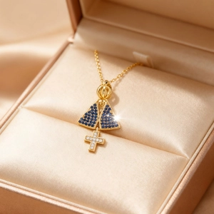Makroaufnahme der Unserer Lieben Frau von Aparecida Goldkette mit blauen Steinen