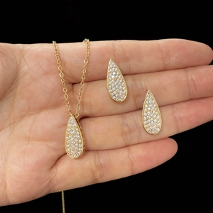 Detalle del conjunto de collar y pendientes de gota con circonitas blancas