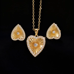 Vista macro de conjunto de joyas de corazón dorado con textura radial y piedras finas