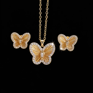 Vista macro detallada del conjunto de joyas de mariposa bañadas en oro con cristales