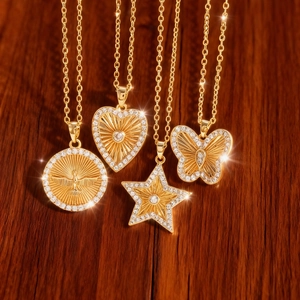 Vista macro de cuatro collares geométricos bañados en oro con micro-pavé de circonitas