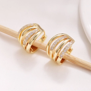 Pendientes de aro dorados de lujo con tres filas de circonitas brillantes engastadas