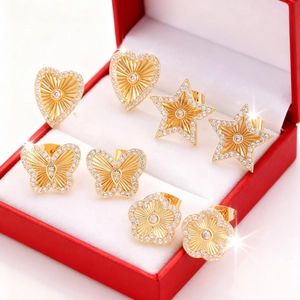 Set de pendientes geométricos brillantes con motivos de corazón y estrella en caja roja