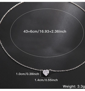 Detalle de collar corazón de circón con cadena de 43+6cm y etiquetas de dimensiones