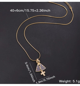 Λεπτομέρεια από το επιχρυσωμένο 18k μενταγιόν Παναγία με μπλε ζιργκόν και σταυρό
