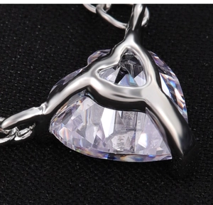 Foto macro de colgante de corazón en circonita transparente con engaste de plata calado