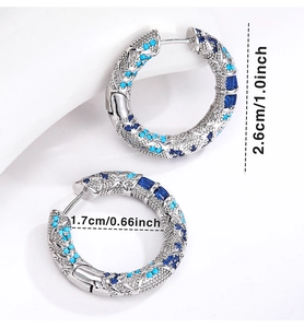 Dettaglio di orecchini a cerchio argento con pietre blu e misure 2,6cm e 1,7cm