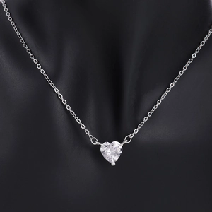 Collar con colgante de corazón de circón brillante en plata con cadena fina elegante