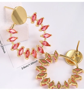 Detalle de pendientes de aro dorados con circonitas marquise rosa y medidas del producto