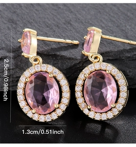 Detailsicht eleganter rosa Zirkon-Ohrringe mit Maßen in einer Makroaufnahme