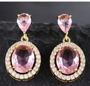 Detailaufnahme der rosa Zirkonia-Ohrhänger mit Vergoldung und Halo-Diamantverzierung