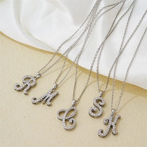 Zilveren alfabet hangers met zirkonia aan fijne kettingen, letters R, M, C, S, K