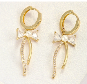 Détails de boucles d'oreilles nœud avec perle d'eau douce, zircon et longs glands