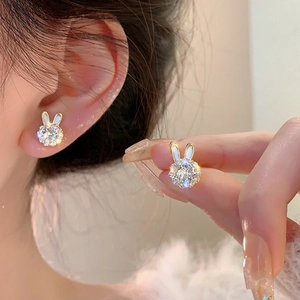 Boucles d'Oreilles Clous en Strass Lapin Rotatif Ensemble de Collier avec Pendentif en Cuivre pour Femmes Design de Niche de Luxe Léger Bijoux de Mode