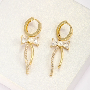 Boucles d'oreilles nœuds dorées 18 carats avec oxydes de zirconium et perles chic