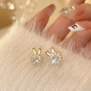 Boucles d'oreilles lapin exquises avec zircons étincelants et plaqué or sur fourrure